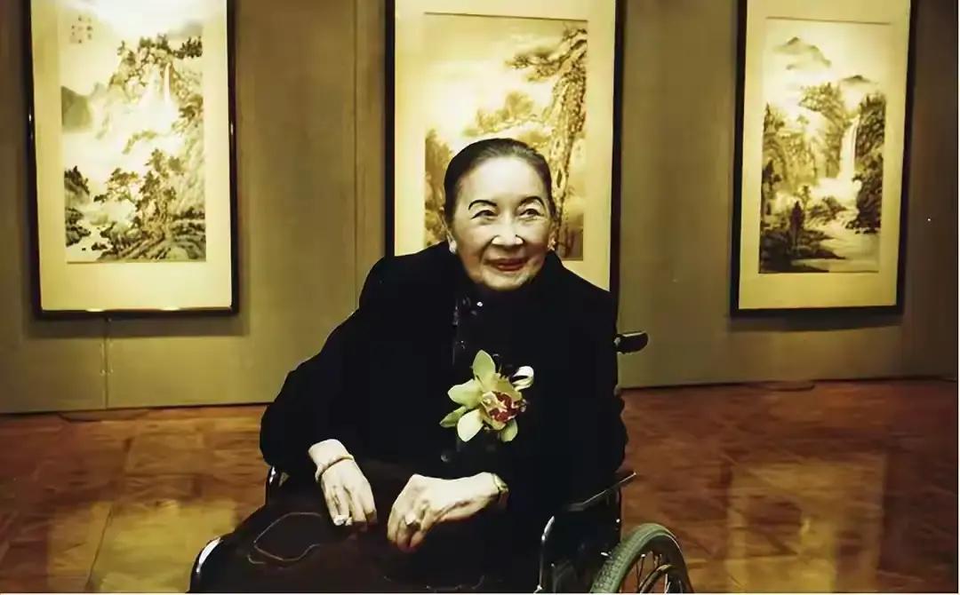 1975年，蒋介石刚去世，宋美龄就想夺权利。谁知，比她仅仅小12岁的蒋经国，在葬礼上仅说了一句话，就