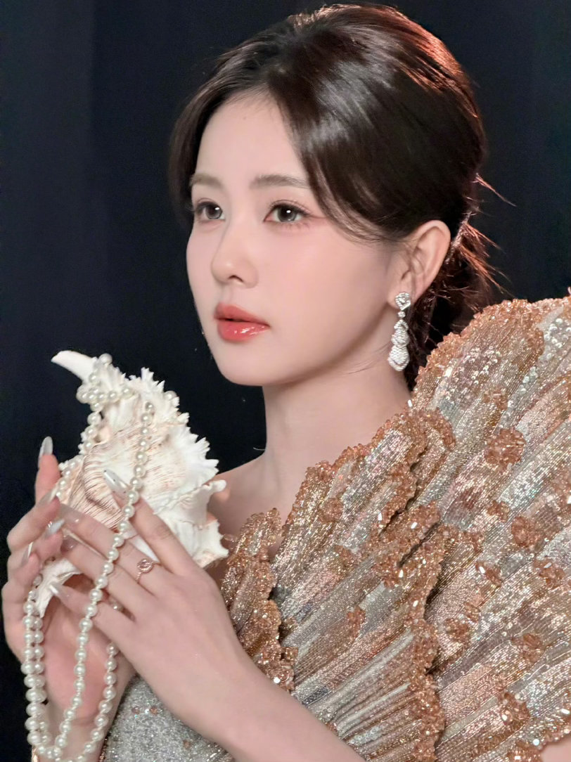 王鹤棣画白鹿简直是抽象派题目要求画“白鹿”，棣棣反手画了一条马路，好家伙白+路=