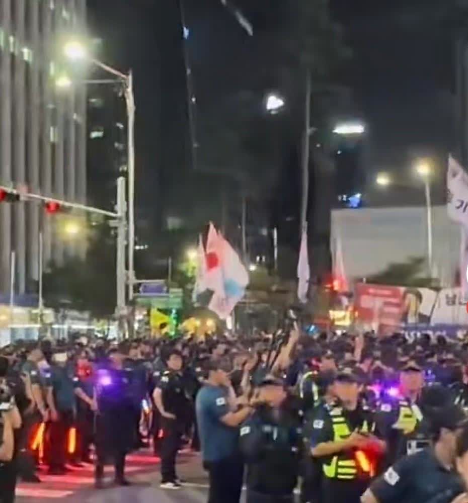 真是一个精神错乱的韩国！特朗普敲了韩国3500亿，这些韩国人一声不吭；美国警