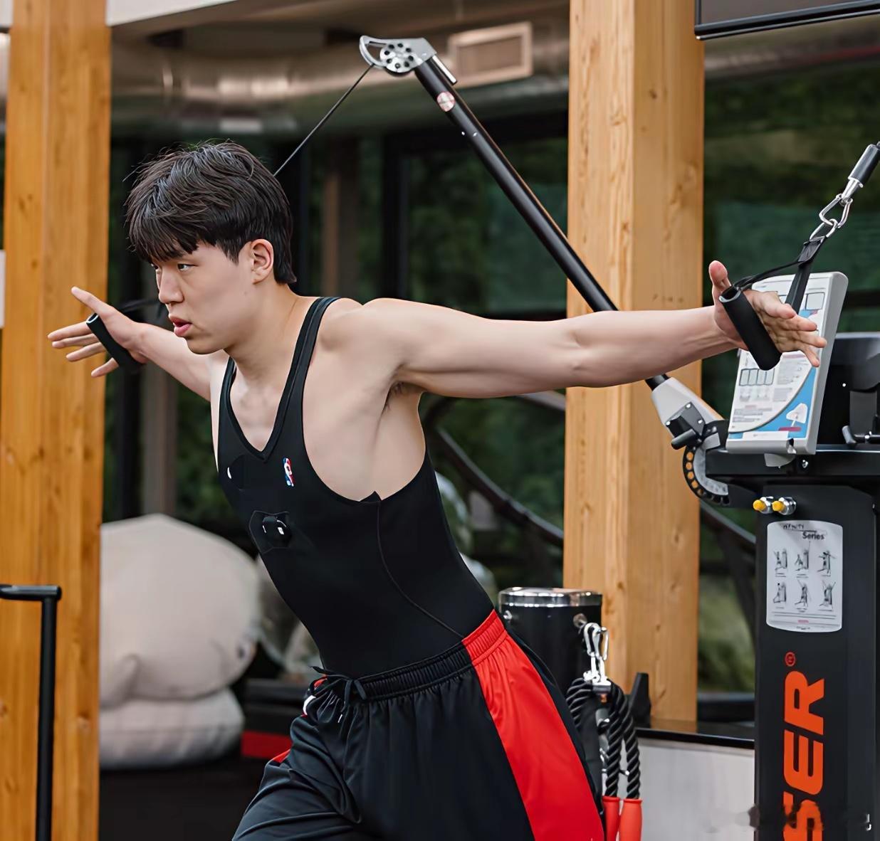 今天的杨瀚森望着场上的马克西姆·雷诺一把鼻涕一把泪。一个今年的42号秀，在第四节