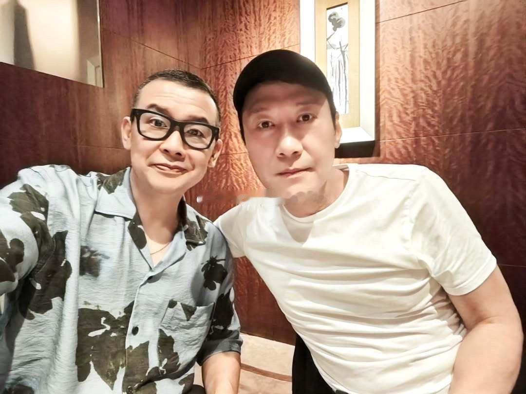 黎明和雷颂德最新合照黎明请客吃饭~​​​