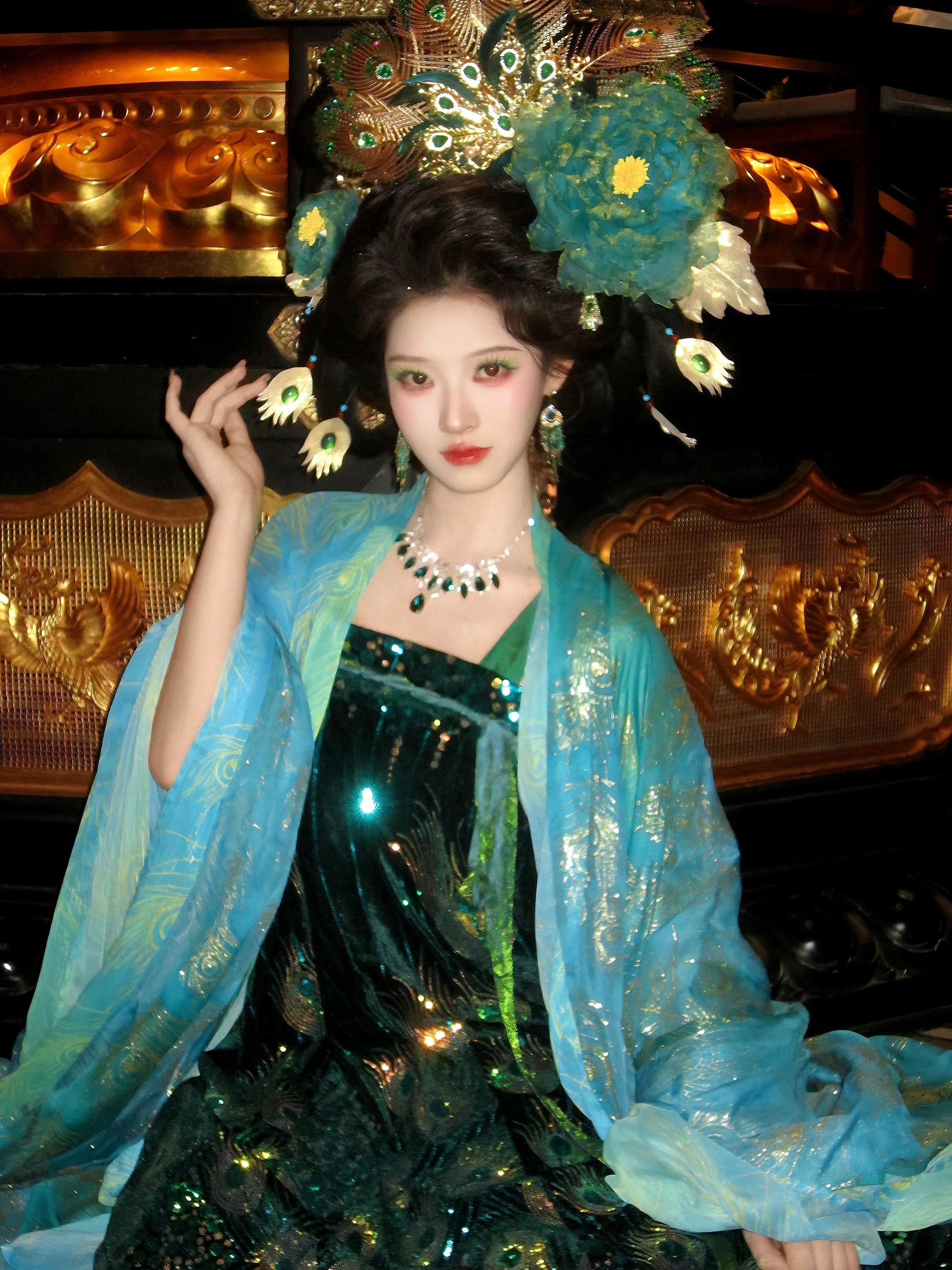 名花国色。孔雀神女 锦羽轻展