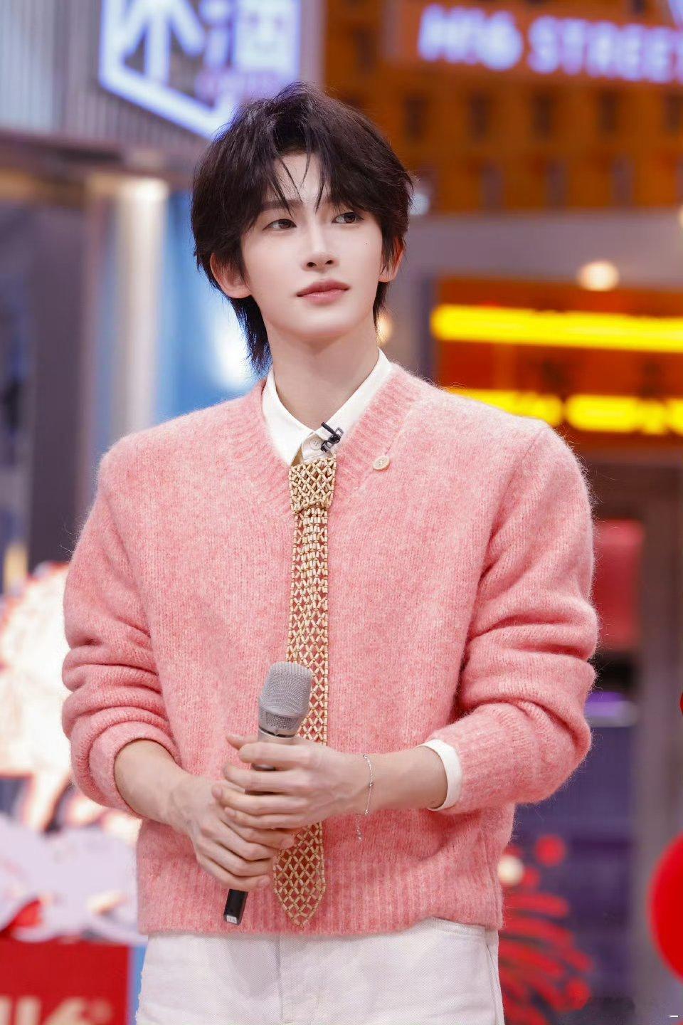 李一桐刘宇新年领舞直拍新年到，好喜到!李一桐、刘宇带来活力俏皮的拜年舞蹈领舞直拍