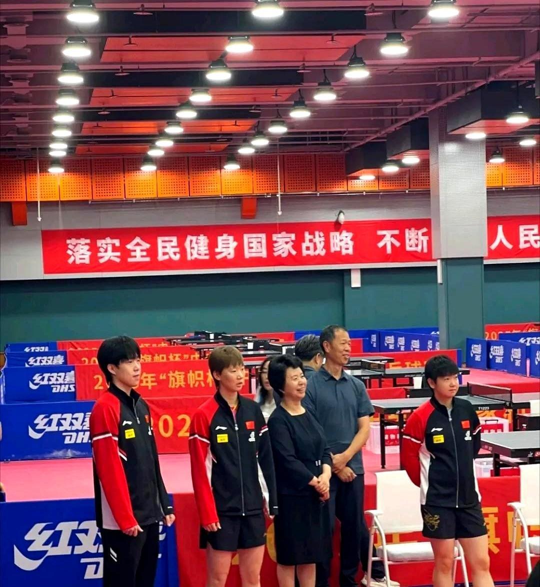 真的被这张照片笑不活了！典型的i人和e人，莎莎小手一背，妥妥的莎局的场子，大头