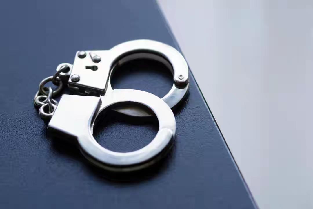 河南林州，男子和女子发生婚外情，被女子老公知道后对他多次发出警告，男子心生不满，