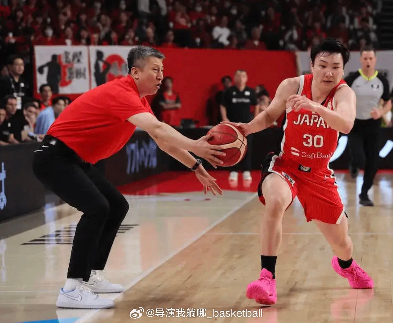 中国男篮主帅郭士强在赛后点评比赛：中场休息我跟大家强调我们要相信队友，相信每个人