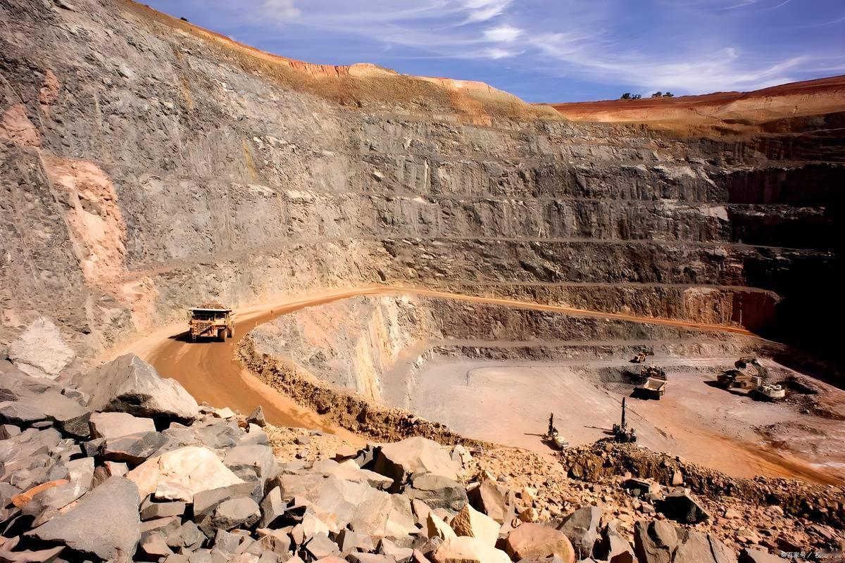 什么叫天佑中华？中国缺油、缺气、缺铜、缺铁，偏偏就是不缺能拿捏世界各国的稀土，还