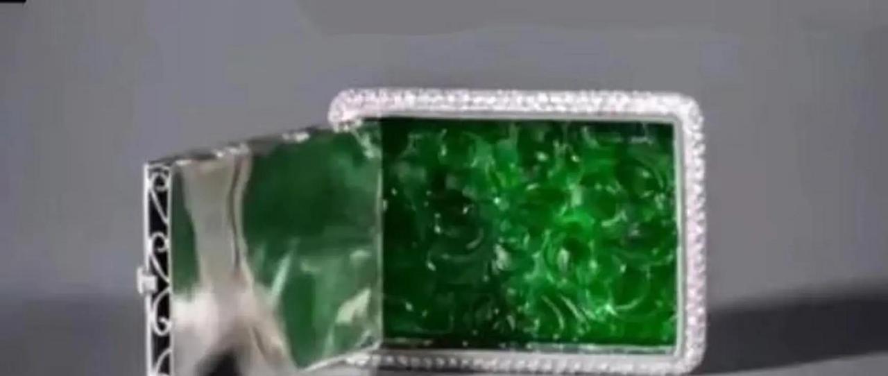 家族聚会上，这条花7400万买的翡翠项链又成了话题。三叔公瞥了一眼就摇头，