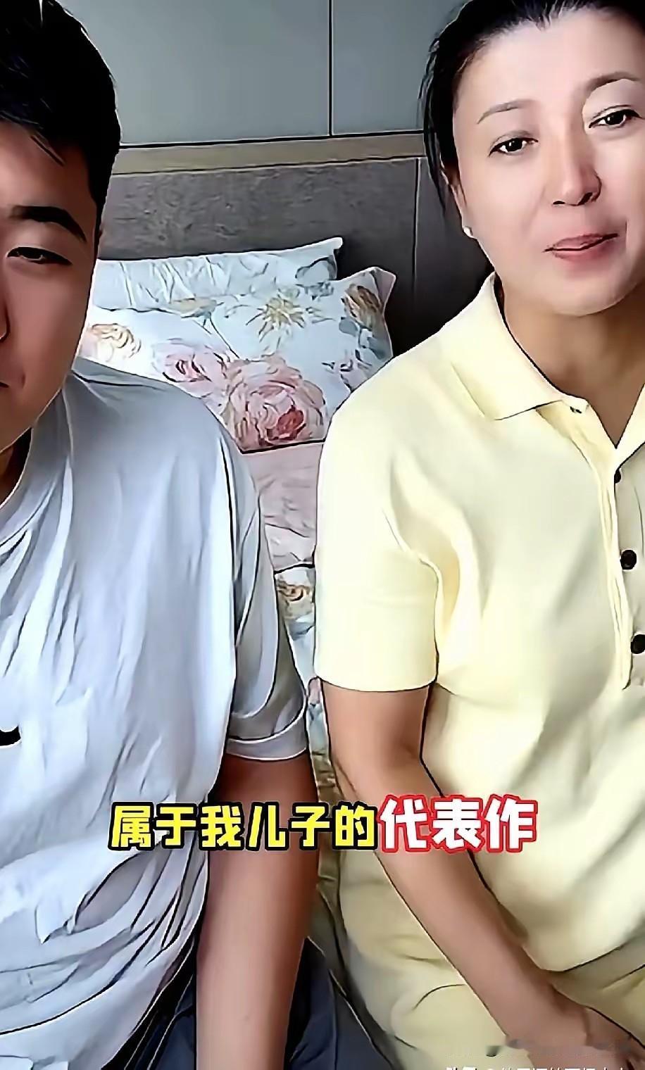曝闫学晶又出来显摆了，她表示自己儿子又高又帅。有人说儿子长得像郭德纲，可她儿子称