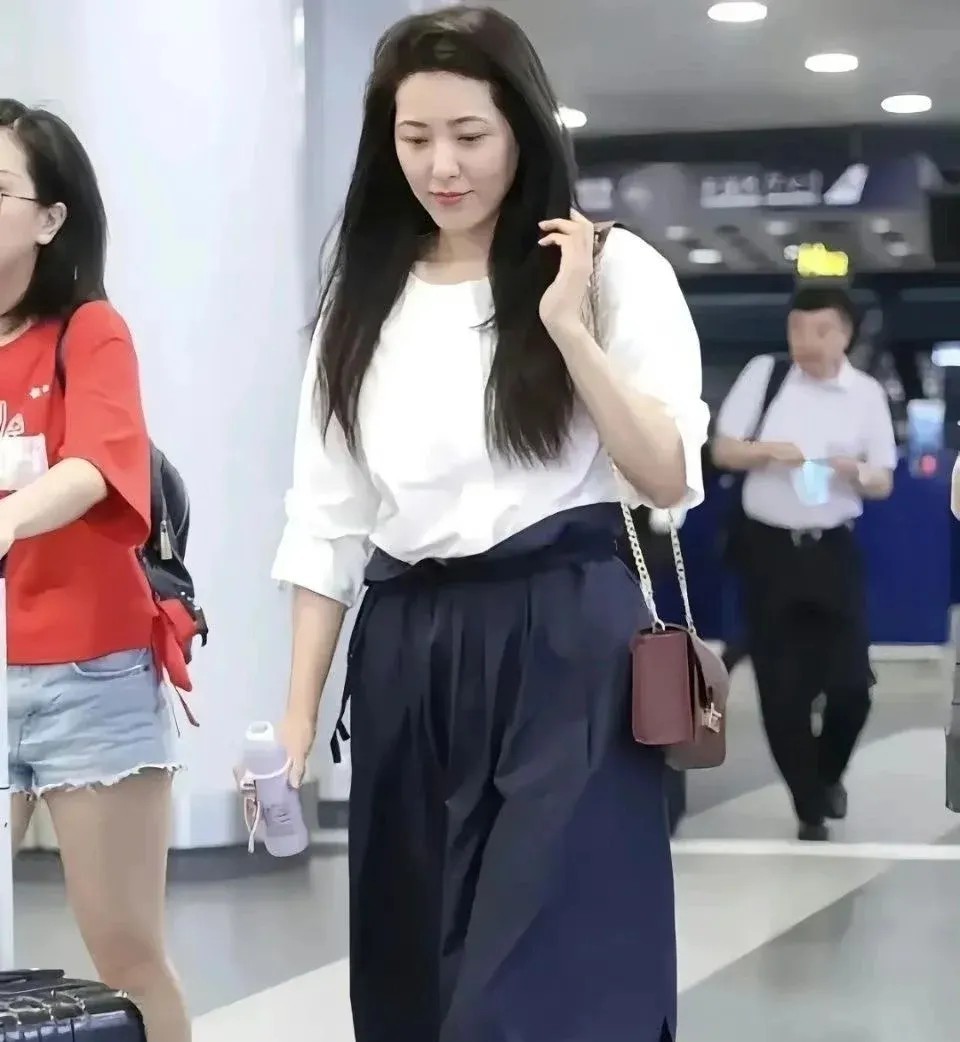 长的这么大气的女生是谁啊？很眼熟，就记不起名字了。