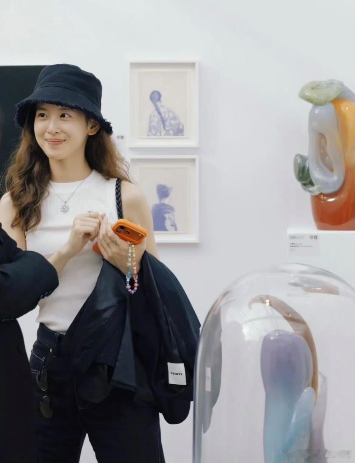 章泽天现身巴黎看展，身材纤细似少女，生了两个孩子真的一点妈味都没有，有钱人保养真