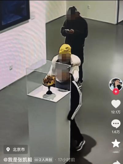真能讹人！网红张凯毅办免费展览的黄金凤冠，被男孩弄掉后发视频网暴男孩，谁料，网友