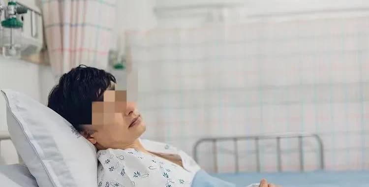 山东济南，一男子得了重病，妻子要上班养家还要接送女儿上下学，无分身乏术照顾男子。