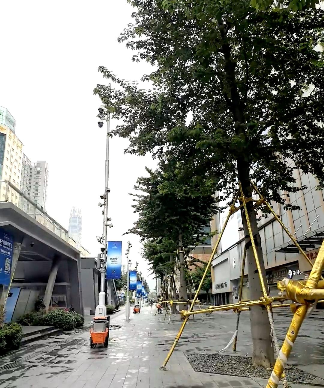 深圳华强北禁电动车后续华强北街道一天比一天整洁了，从不让停到今天直接加设栏杆