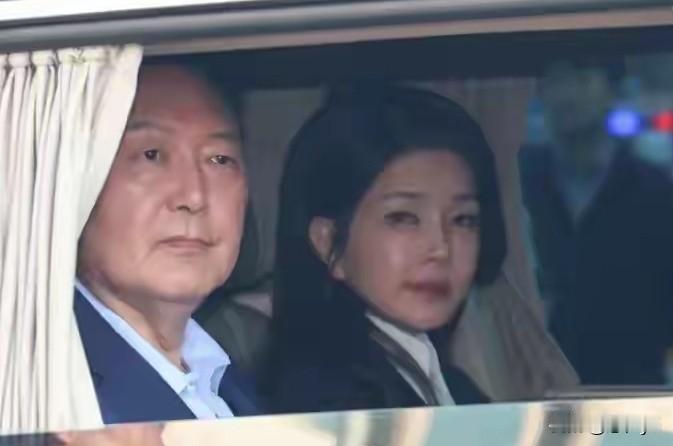 11月7日，韩国前总统尹锡悦与夫人金建希在同一法院、不同法庭同时出庭受审。这是韩