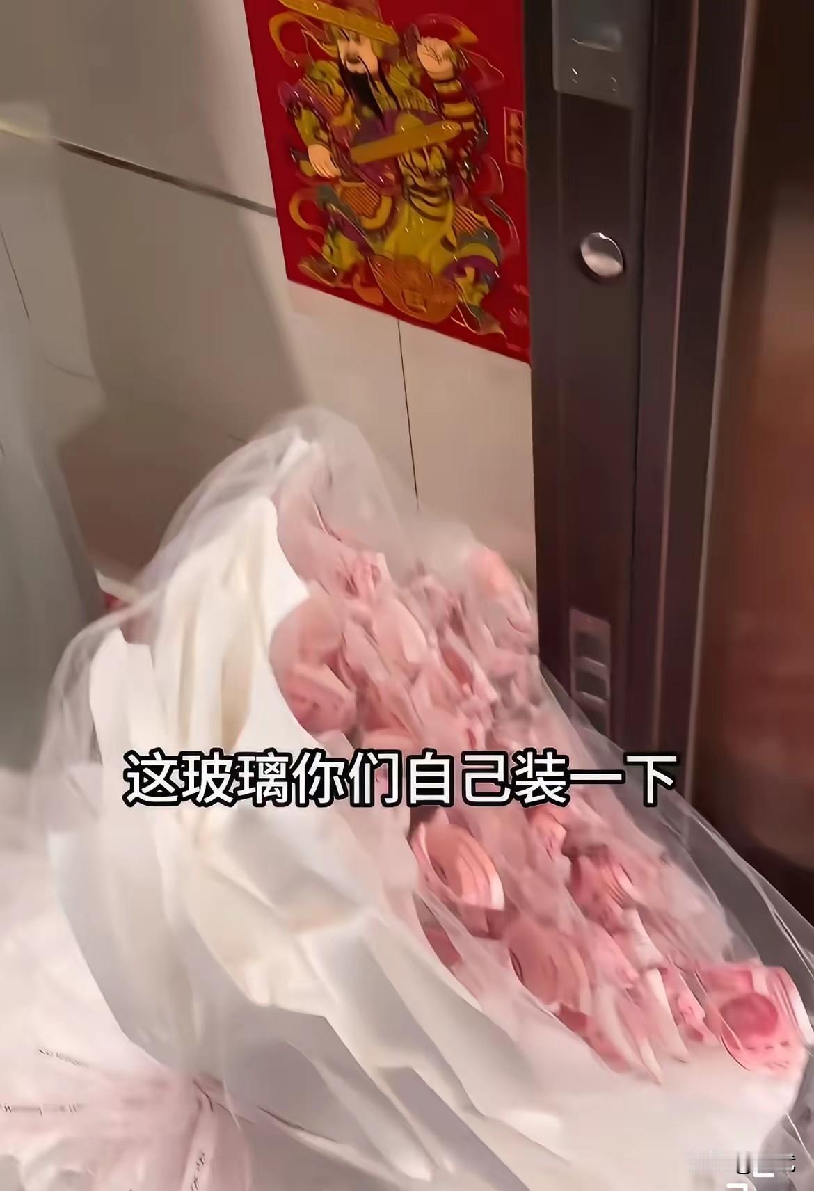 深圳，一位单亲妈妈与一位00后外卖小哥因送外卖相识。外卖小哥对她一见倾心，此后不