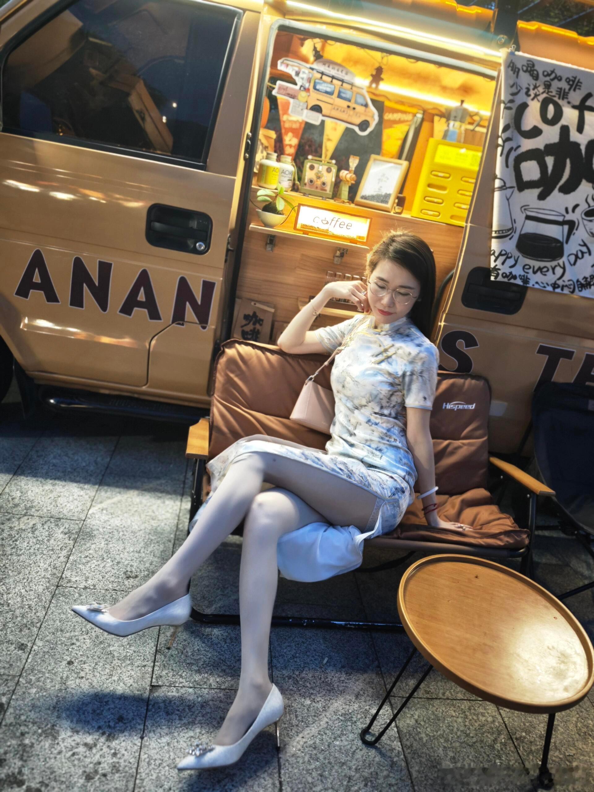 丝袜高跟配旗袍，夜色下的古典美～​​​
