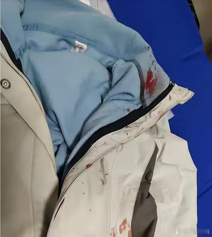 1月3日下午在漯河街头，突然俩男人吵架吵疯了，其中一个从三轮车上抽出一把刀就往对