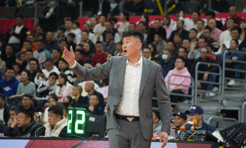 据广东媒体报道，昨天下午在完成队内训练后，广东队主教练杜峰接受了广东当地媒体采访