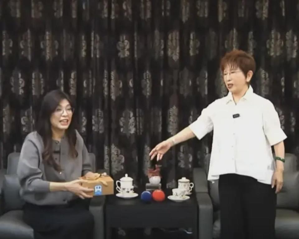 洪秀柱对着郑丽文说“别党内互打”，这话哪是普通期许，分明是戳中了国民党的老病根！