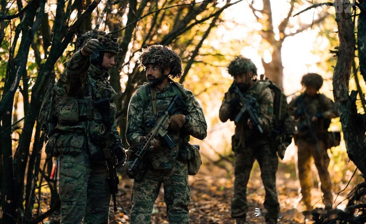 俄罗斯国防部表示,乌克兰在红军城被围士兵开始投降!11月1,晚间看点,根据俄