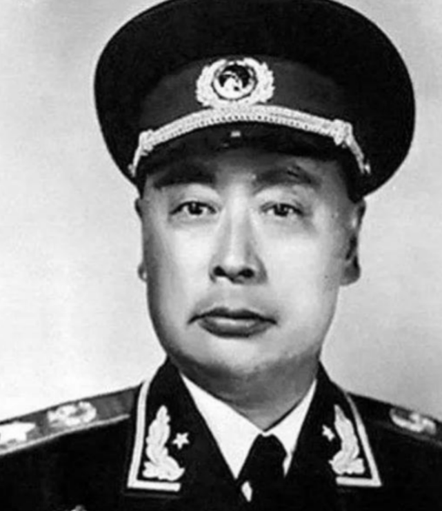 1955年全军授衔之前，刘少奇坚持反对给陈毅授元帅军衔，还给周总理写了封信，为什