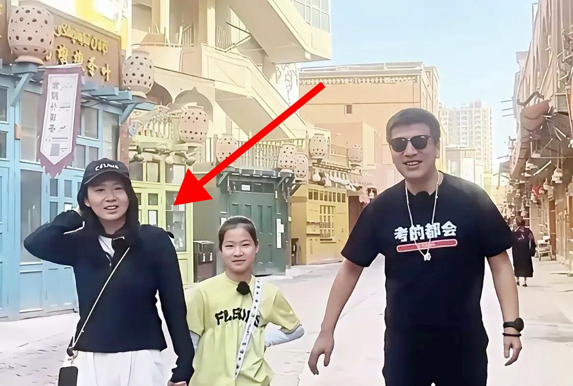 张雪峰这一倒下，全网都在心疼他，可我最揪心的，其实是他身后那个比他小7岁