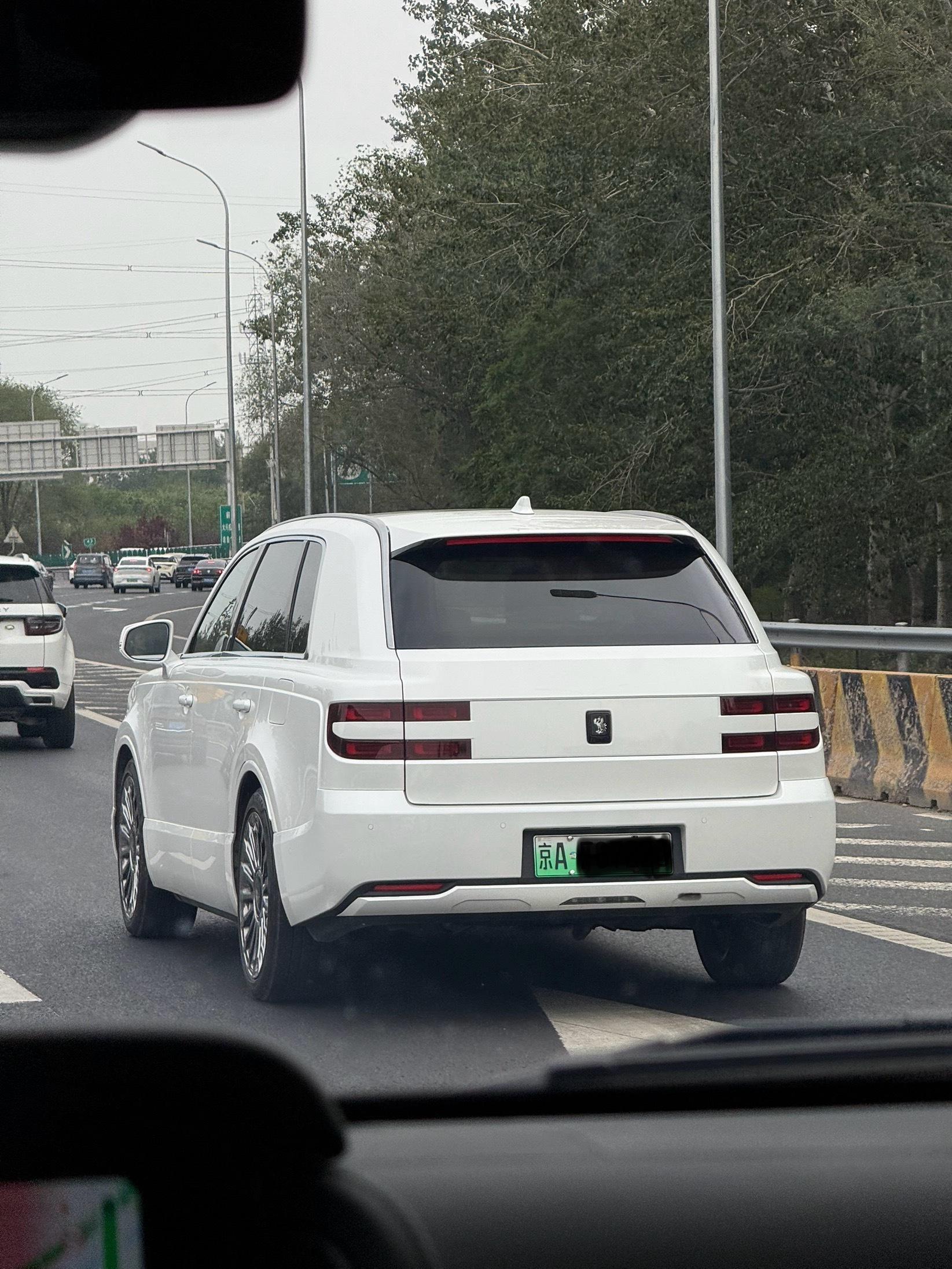 逮到一辆活世极远处看车不显大侧面看就是库里南丰田世极丰田​​​