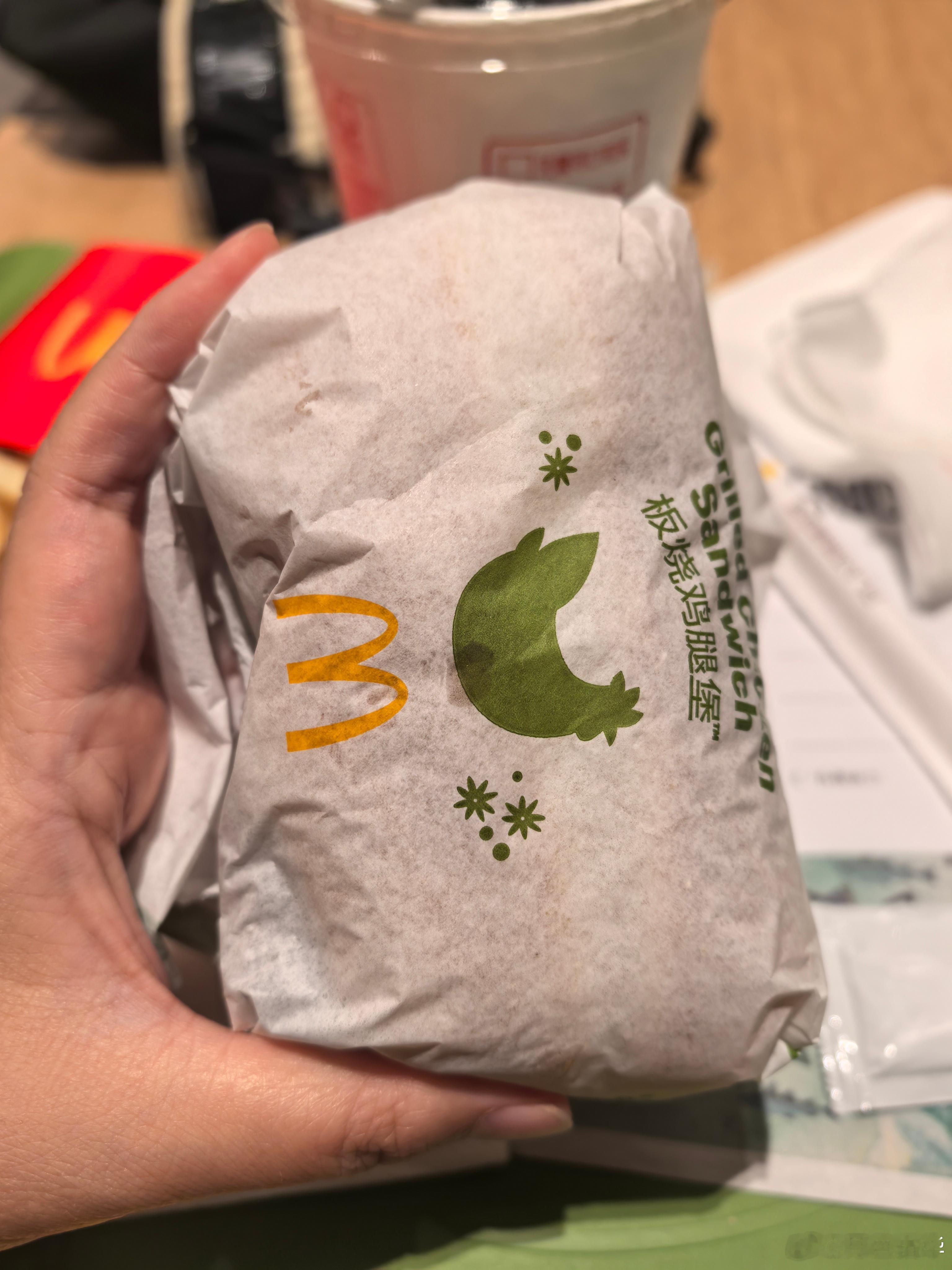 在外面办事，好久没吃麦当劳了，板烧鸡腿堡……只有这么大吗……掌心里的堡，感觉以前