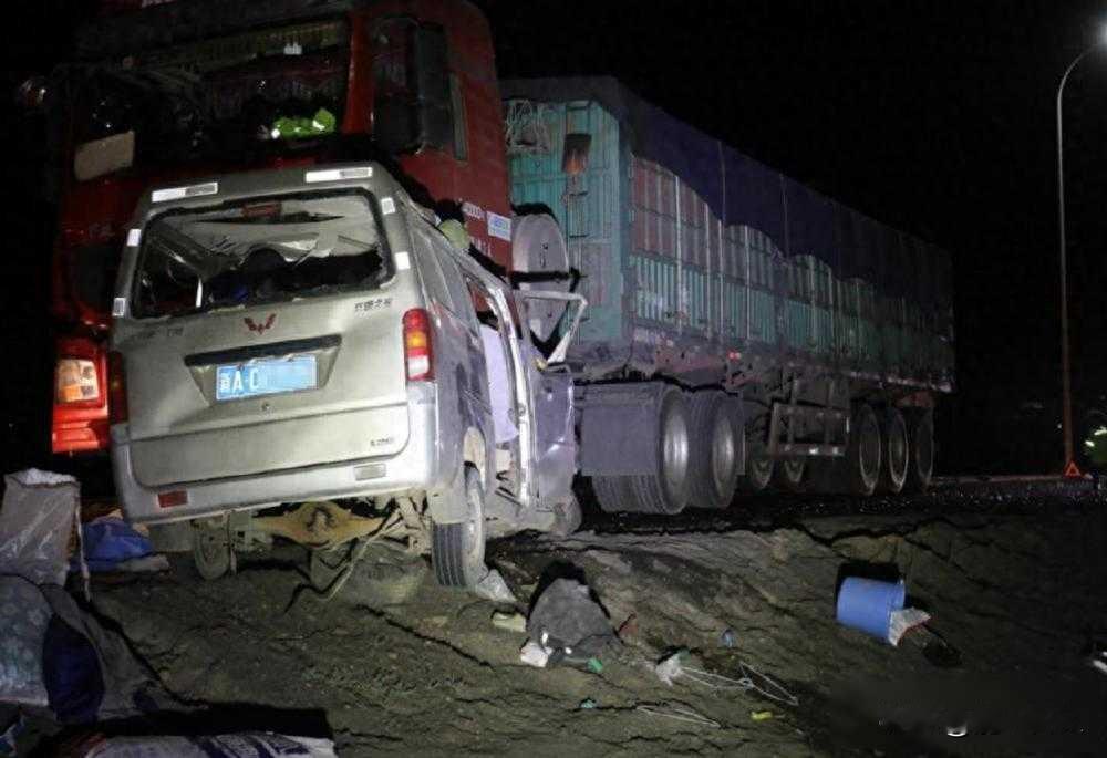 五人夜行出事，企业甩锅运输，制度漏洞要命那天晚上十点多，在新疆准东开发区的路