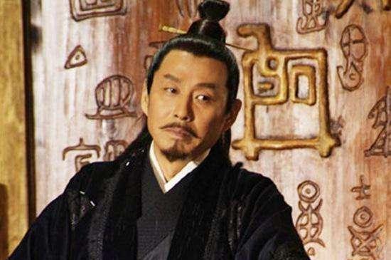 儿子的尸体被抬进门那天，全家嚎啕大哭，邻居也跟着抹眼泪。只有一个人，笑了。这个人