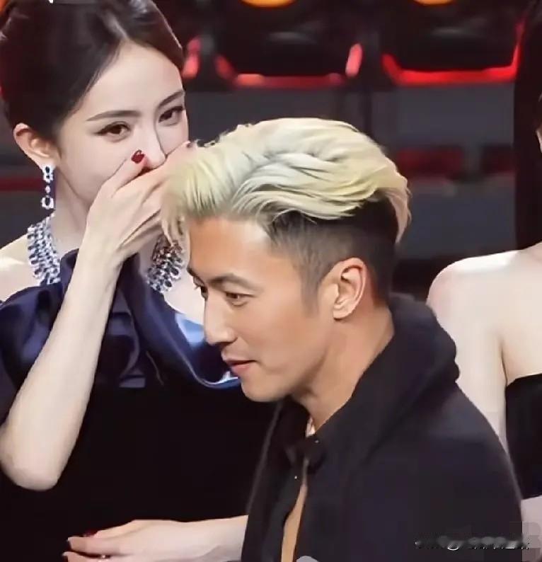 果然还是粉丝最懂粉丝我问我妹，微博之夜沈腾在台上忘词，杨幂为啥捂嘴笑。我妹头