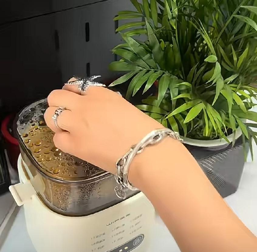 表弟昨天打来电话，说他和媳妇吵了架，眼看都快闹到分居的地步了。我问他怎么会把事情