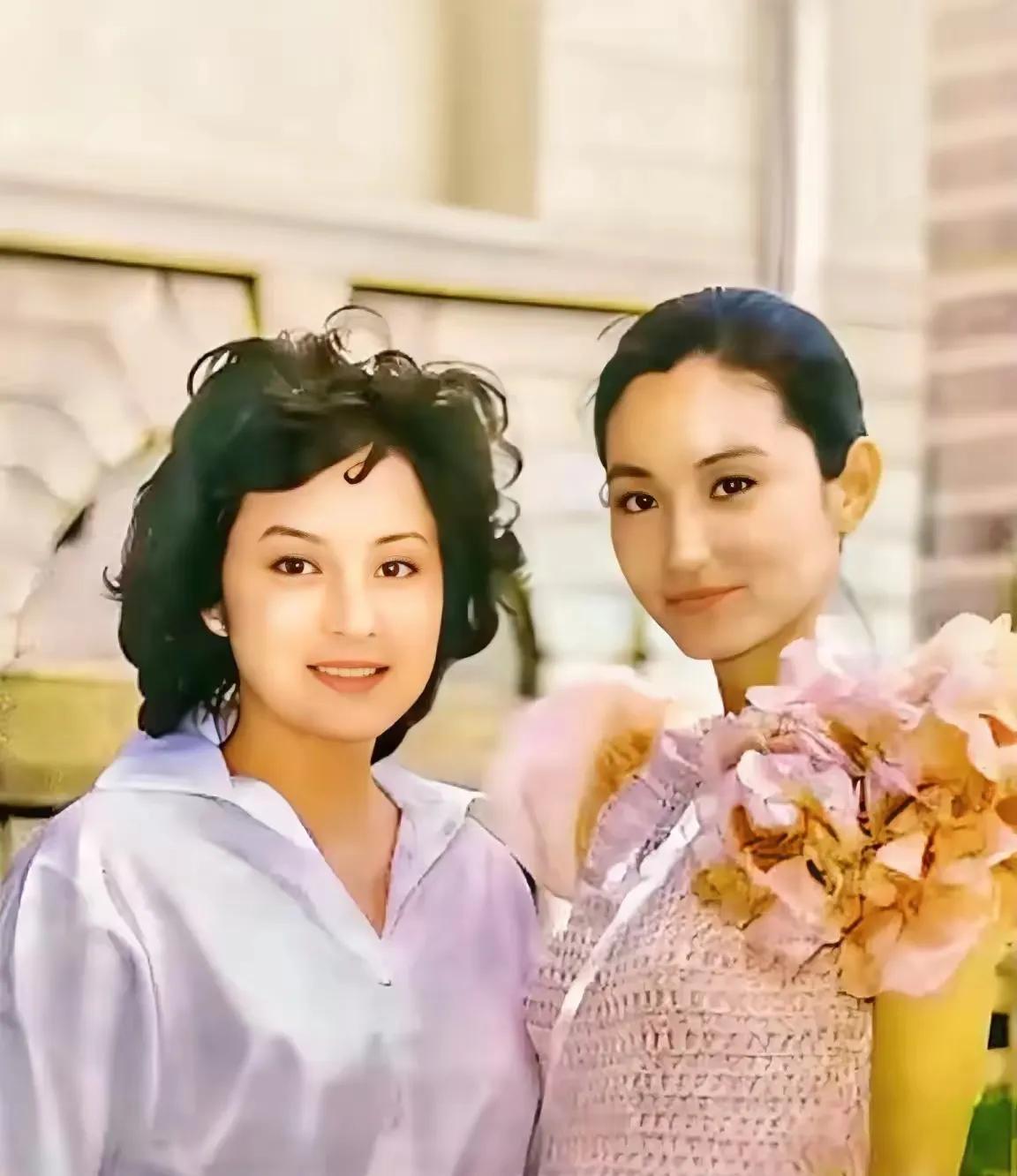 翻到张老照片,甄珍和林青霞美得让人挪不开眼。甄珍不愧是“第一代琼瑶女郎”,照片里