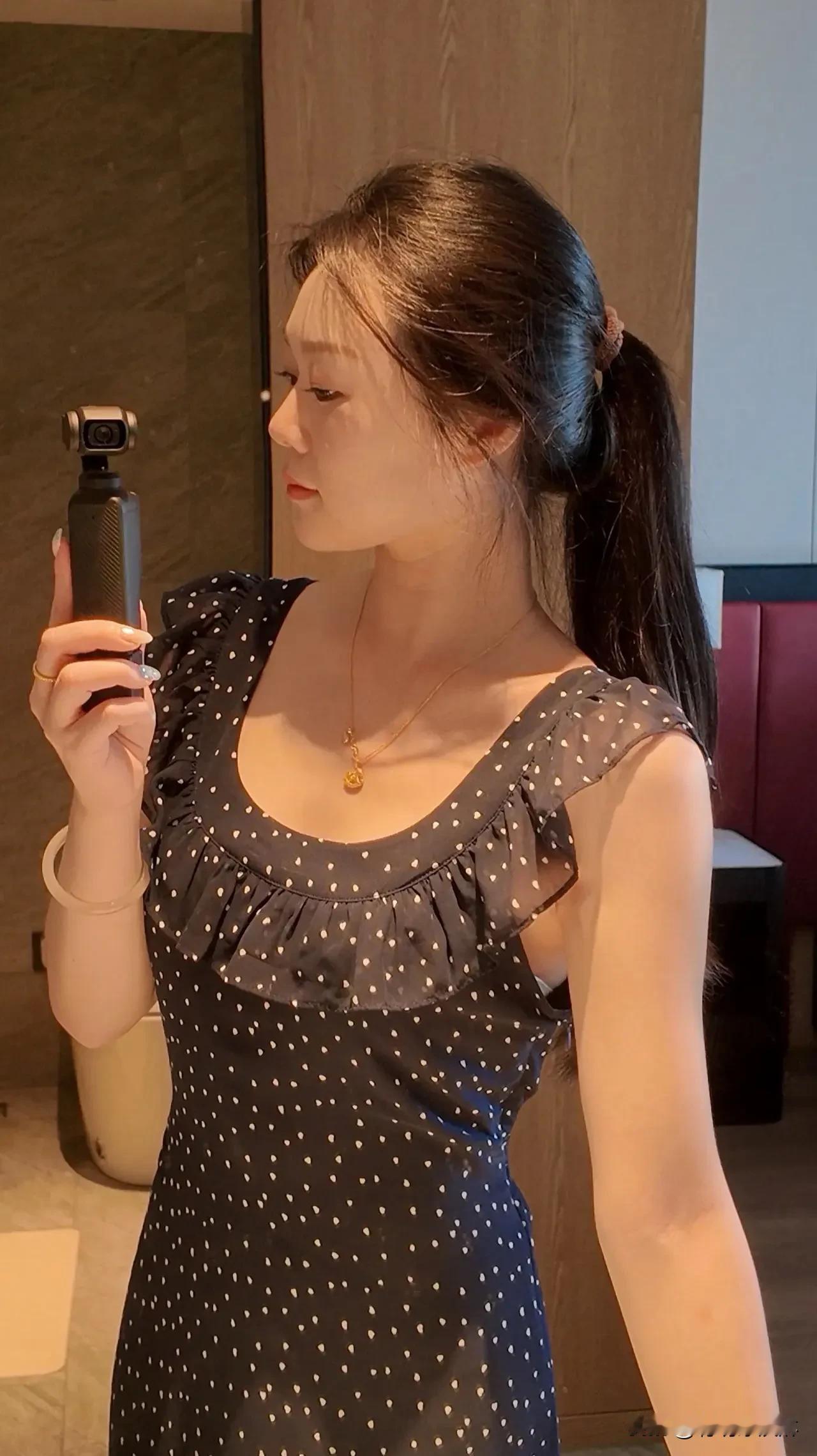 自拍女孩的日常镜头前，每一帧都是对生活的热爱。捕捉瞬间，定格自信光芒