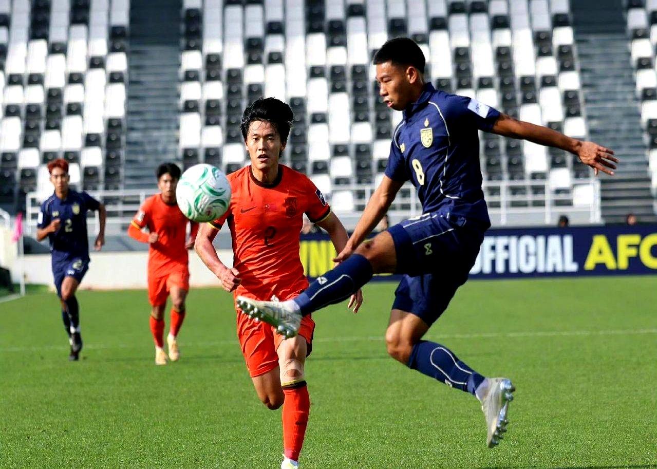 踢亚冠第3场就乌龙+伤退胡荷韬没躲镜头，赛后一句“我扛”刷屏。央