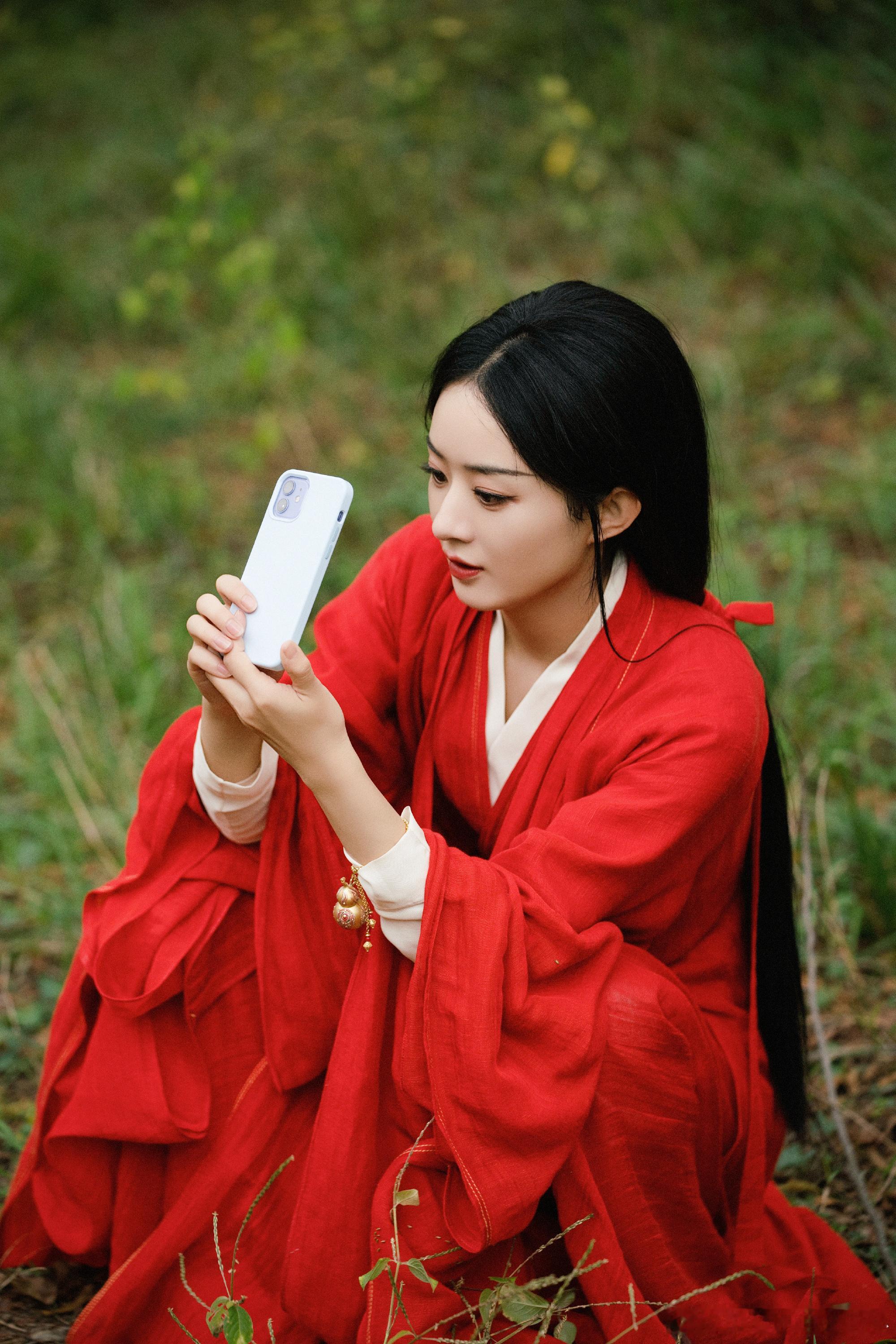 1.赵丽颖的时尚审美一直比较普通，过往被网友吐槽土气的礼服，都是她自己挑选的，