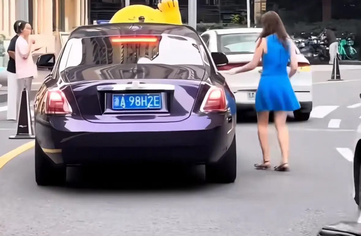 宗馥莉最新出街！真人又高又瘦，真大小姐气质，气场好强啊。宗馥莉现身杭州街头，她穿