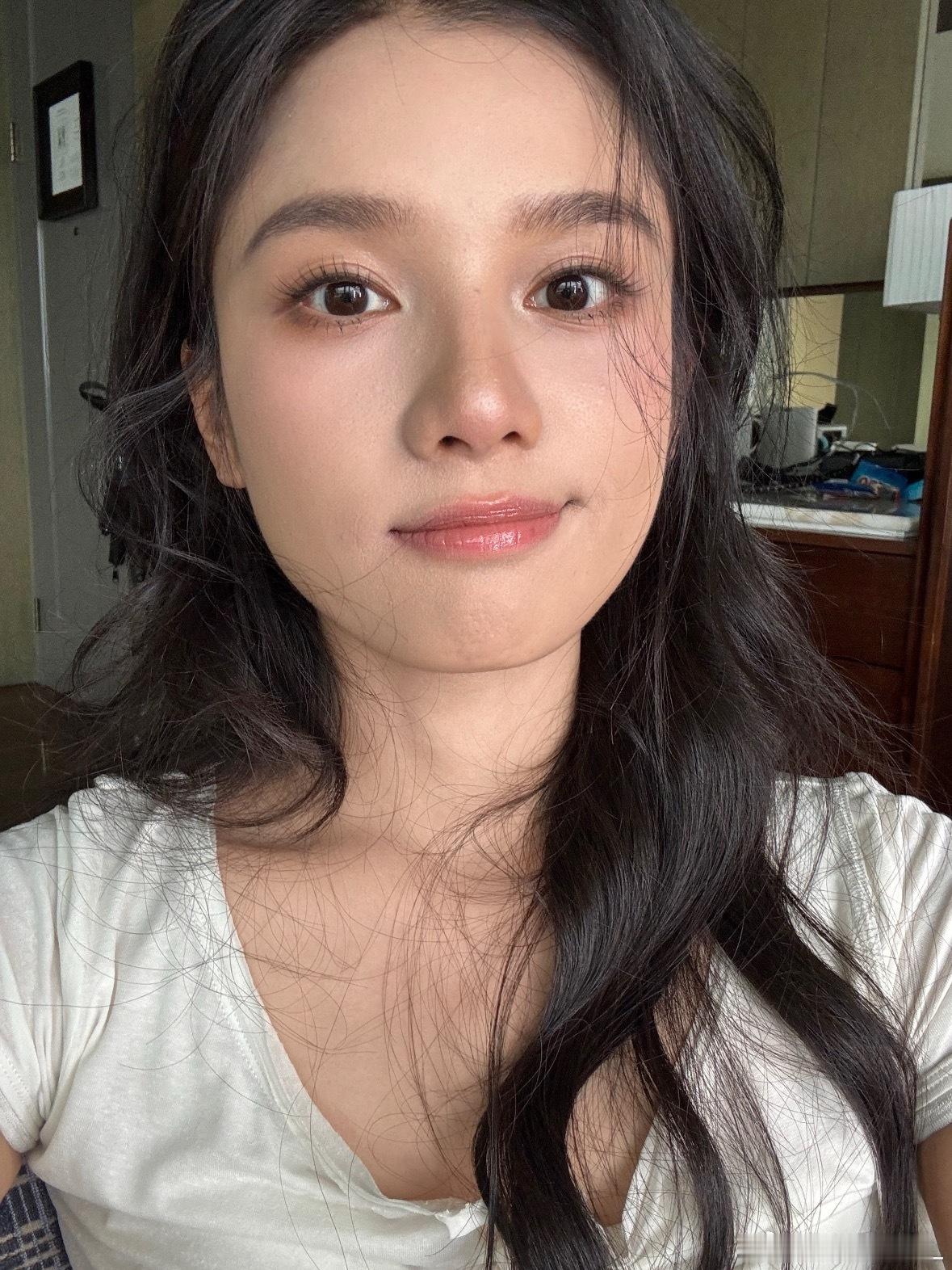 张婧仪别挤了没几个小时睡觉了小婧仪好萌吧哈哈哈哈但是能不能别挤了多给婧仪一点休