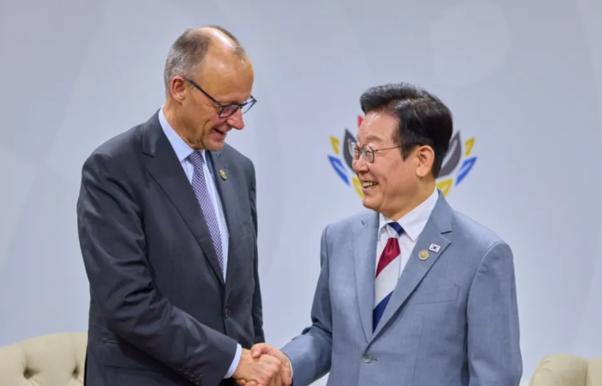 非洲举办的G20峰会还在热播，韩国总统李在明直接整了个惊掉下巴的操作，跟德国总理