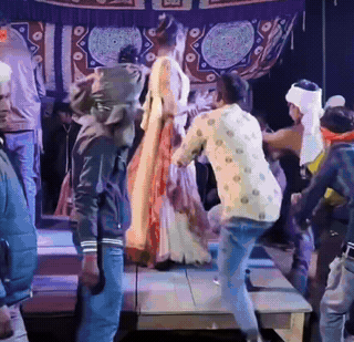 印度，女孩在舞台上跳的好好的，下一秒就变成惊魂噩梦！一名男子突然冲上去把她给拉