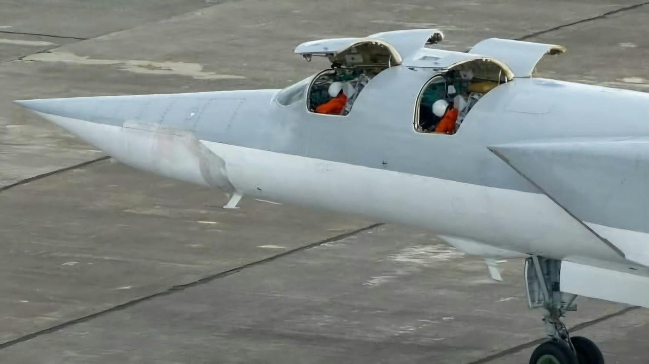 俄罗斯图-22M“逆火”轰炸机，驾驶舱采用四人布局：前排并列双座供两名飞行员协作