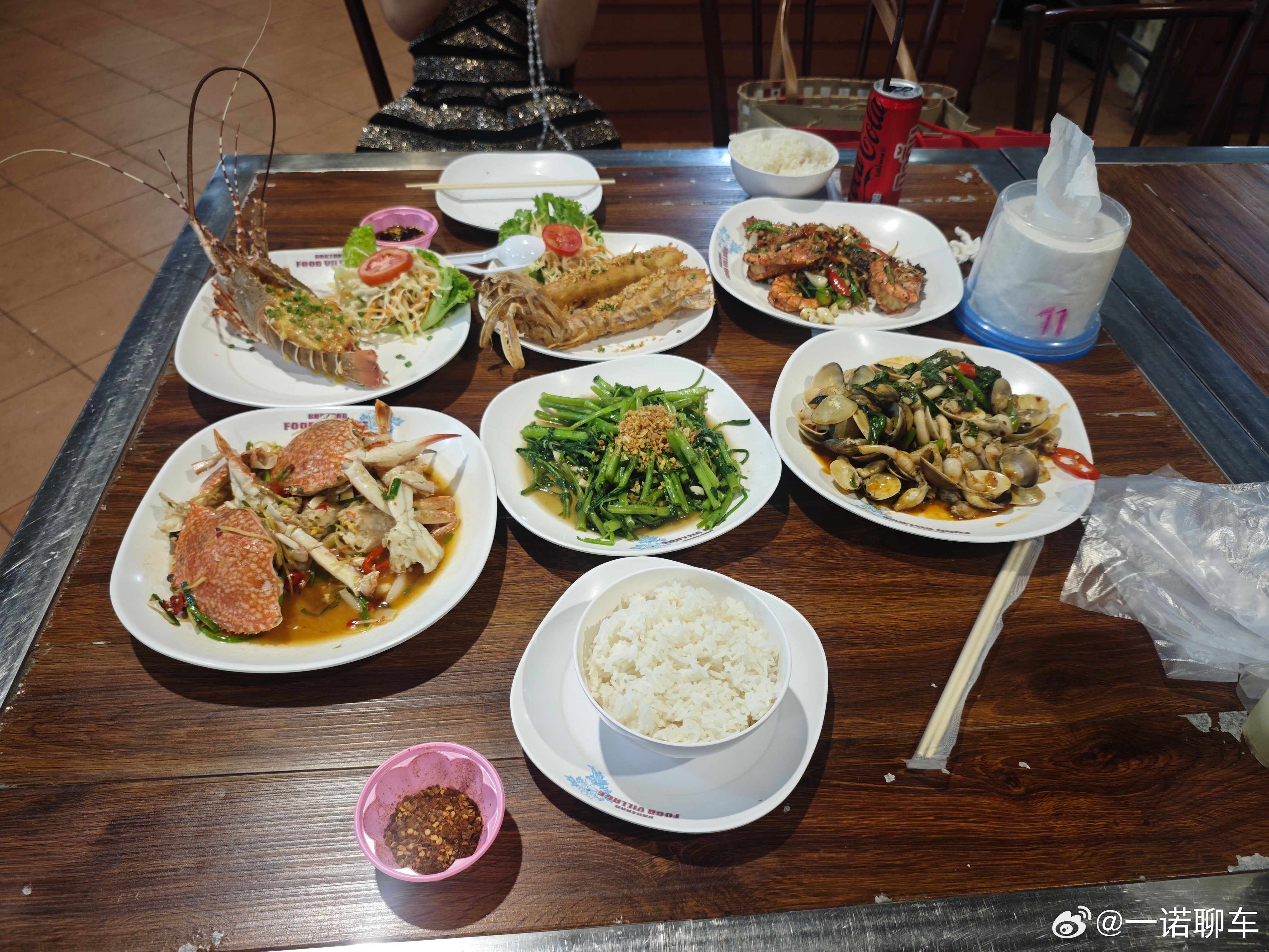猜一猜这一桌多少钱[捂脸哭]在普吉岛的海鲜市场猜中的兄弟来罐牛子​​​