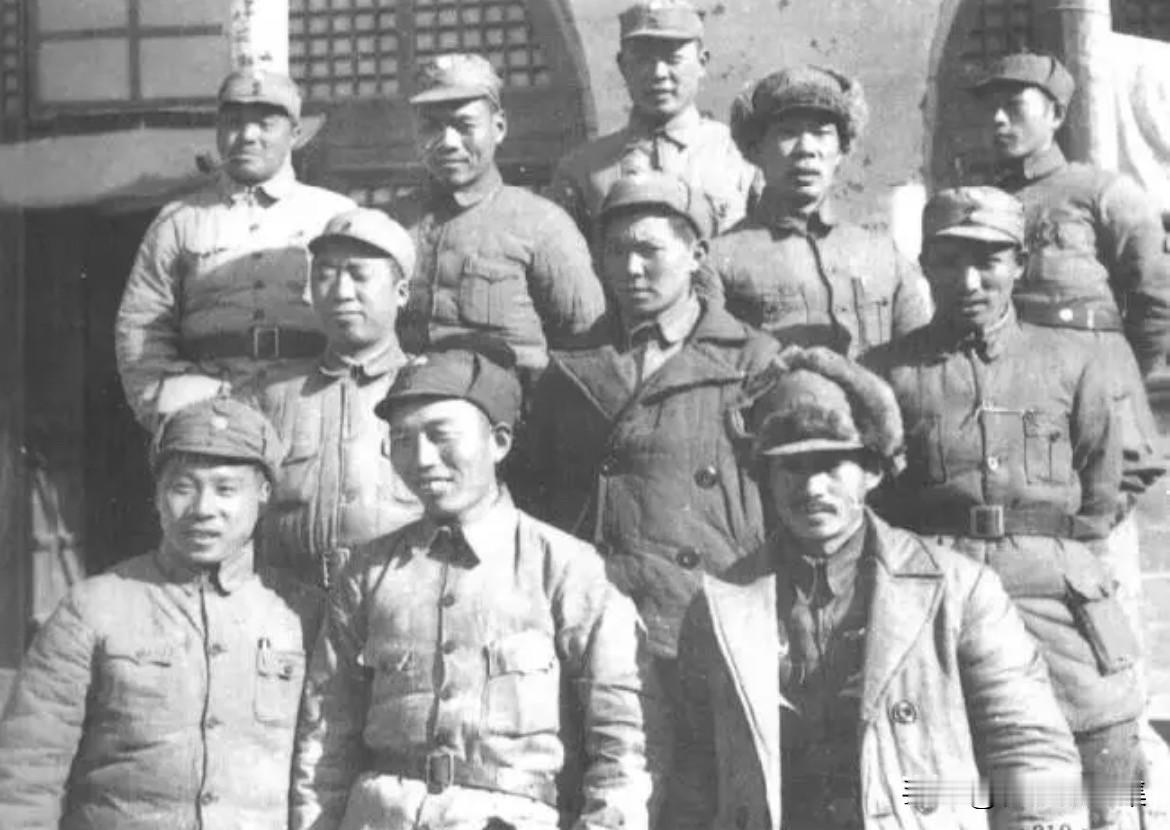 1940年1月、120师主力返回晋西北、120师领导人与在晋西北的合影。前排起: