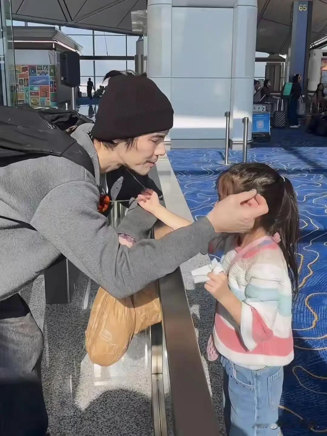 郭碧婷带5岁女儿向芷去机场送向佐，小奶黄一开始还蹦蹦跳跳，可看着爸爸要检票离开，