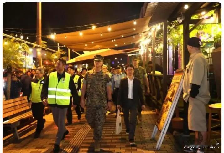 驻日美军疯了？冲绳77起案4起性侵，持枪巡逻都拦不住的嚣张！刚瞅着这数据，