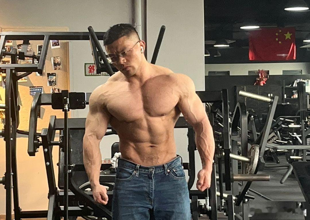 健身全民运动flag大会肌肉男神软软运动就是坚持这个肌肉男是谁