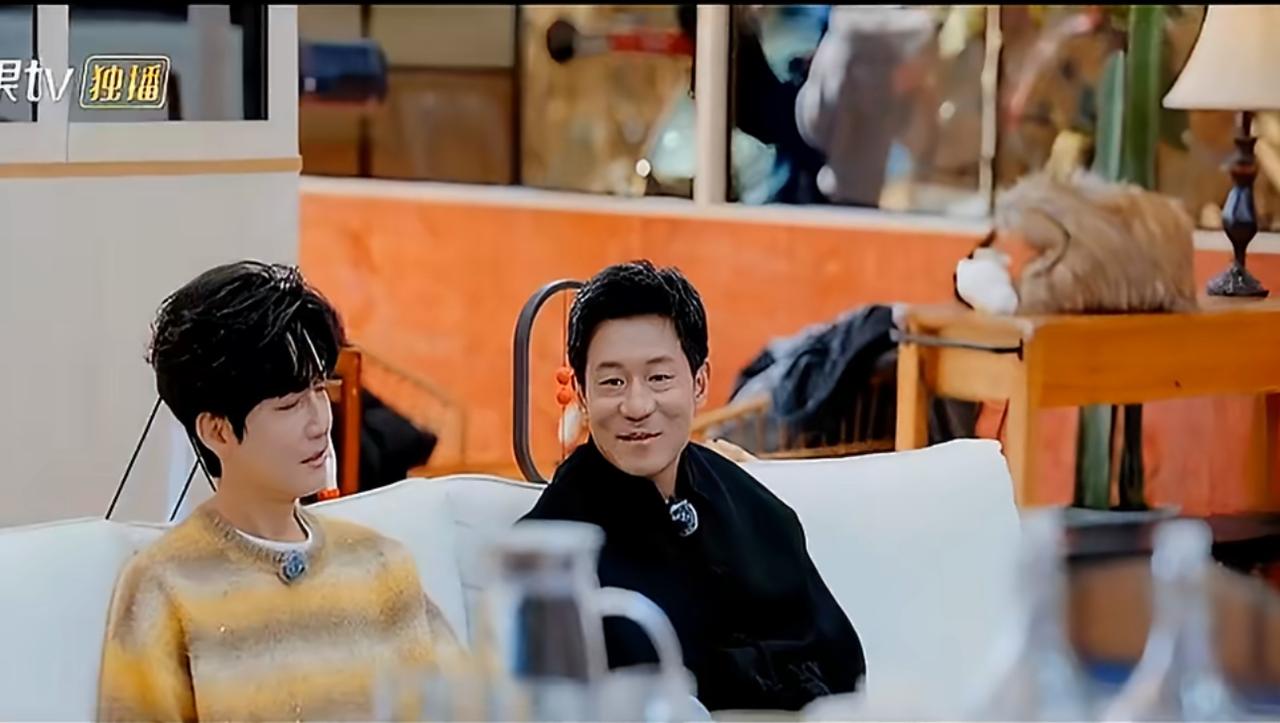 0713里郭彪一个电话就把人情世故拉满了。有一个细节，郭彪参加哥几个的快乐老友