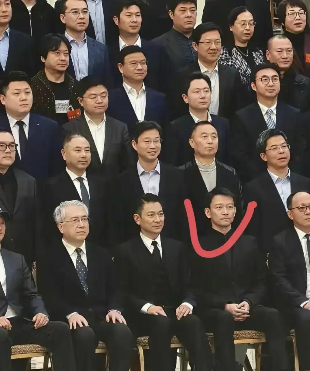 刘德华出席活动，旁边坐着个陌生中年男，照片一出全网开始猜人。有人说是新保镖，有