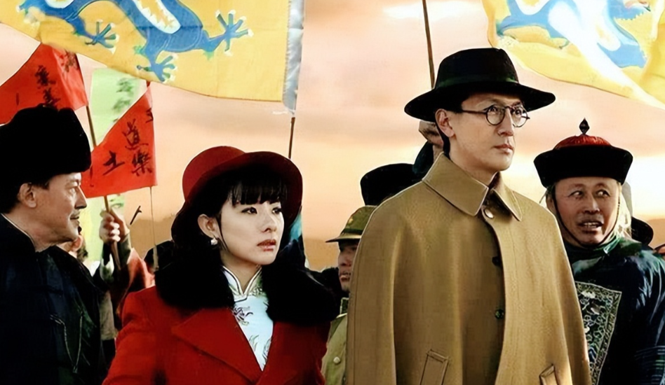 1922年，王国维的发妻死于难产，扔下了三个孩子。产房外，王国维坐在板凳上，两眼